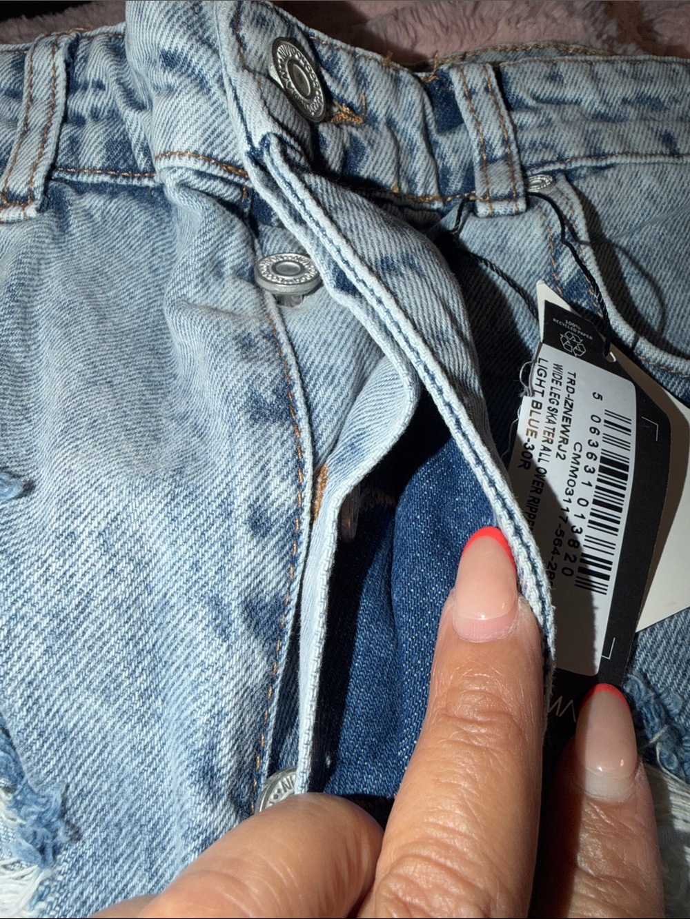 boohooMAN
Wide‎ Leg Skater All Over Ripped Distressed Jeans - Picture 8 of 11